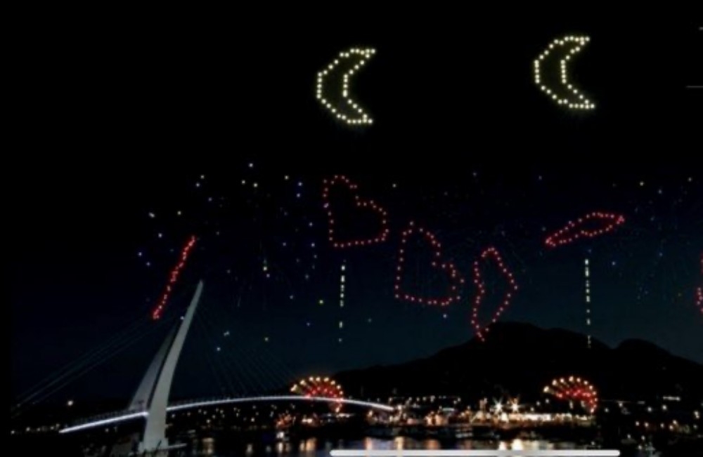 去年漁人碼頭煙火的「月亮+愛心」造型煙火