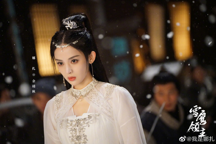 古力娜扎五官深邃充滿異域風情。