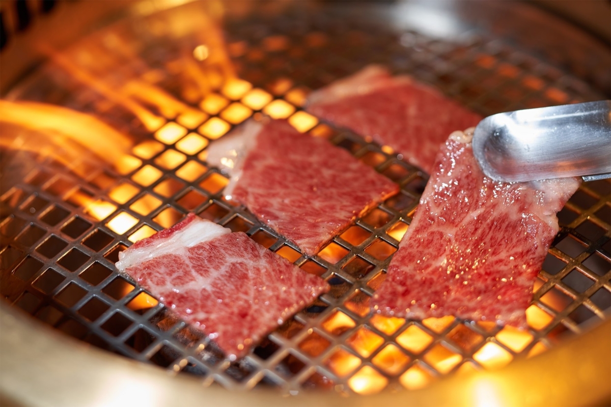 被炭火烤得熾熱的誘人燒肉,讓人難以抗拒。