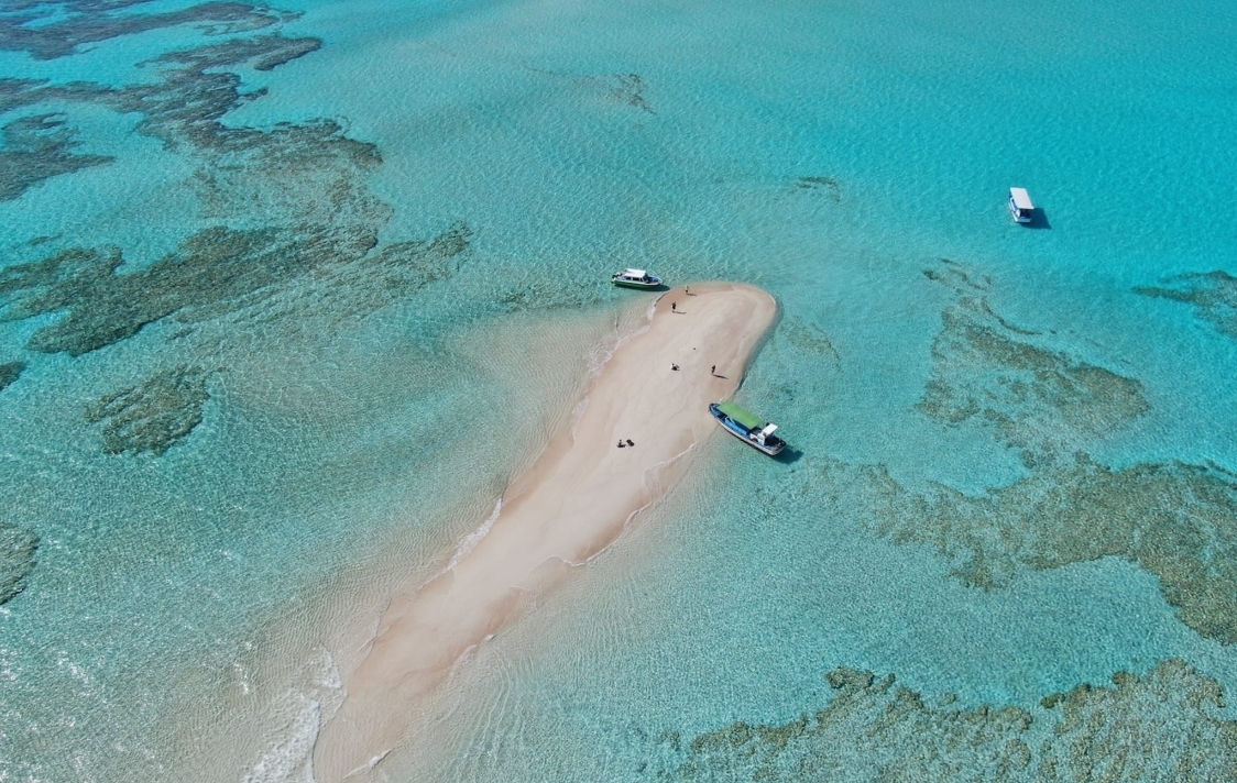 與論島以清澈的海水和水上運動而聞名