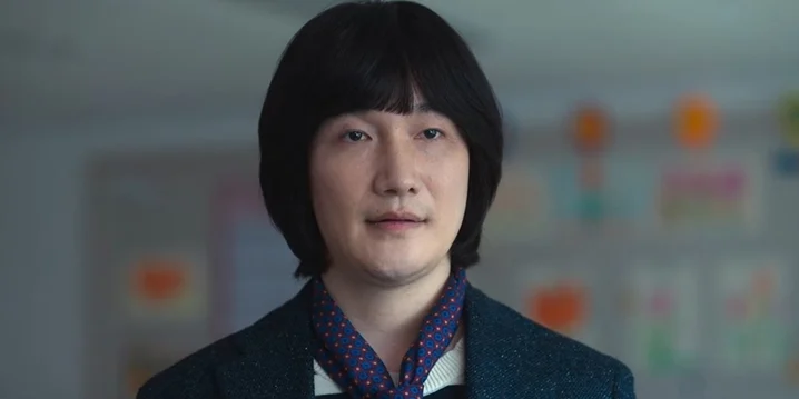 《黑暗榮耀》裡的蘑菇頭老師