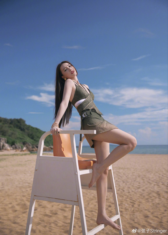 弦子纖細美腿相當修長，被封為「亞洲第一美腿」。