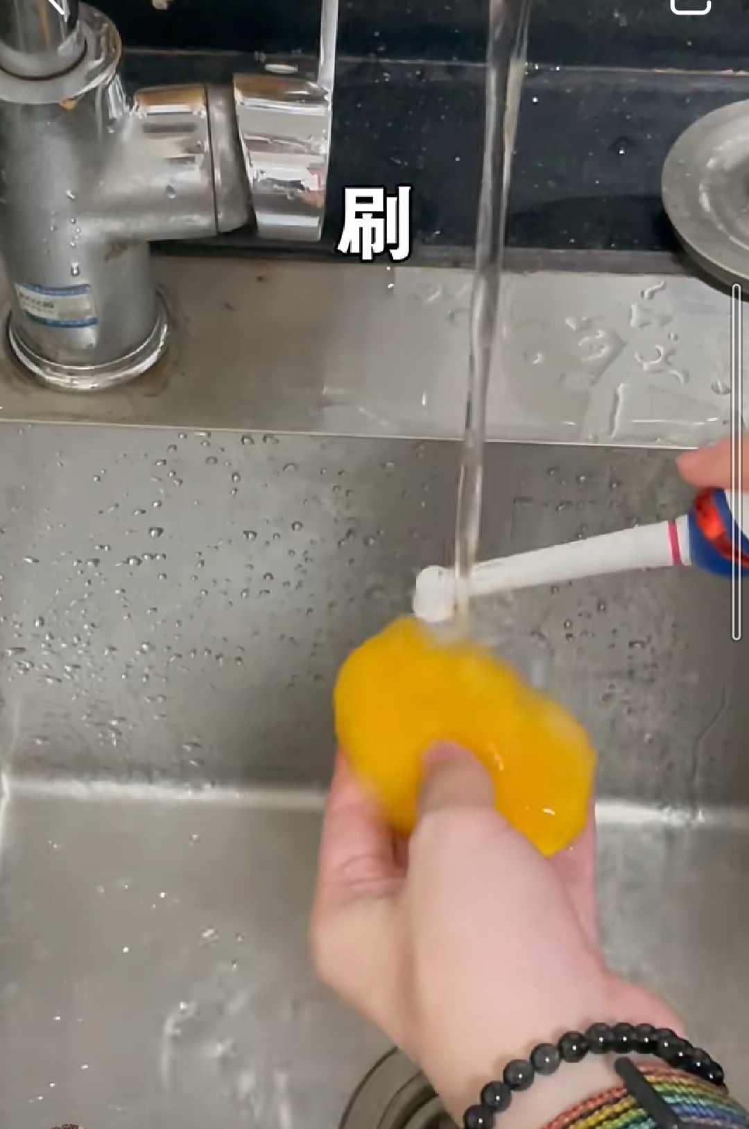 吃完芒果核後,寶貝地將芒果核用牙刷一直刷呀刷