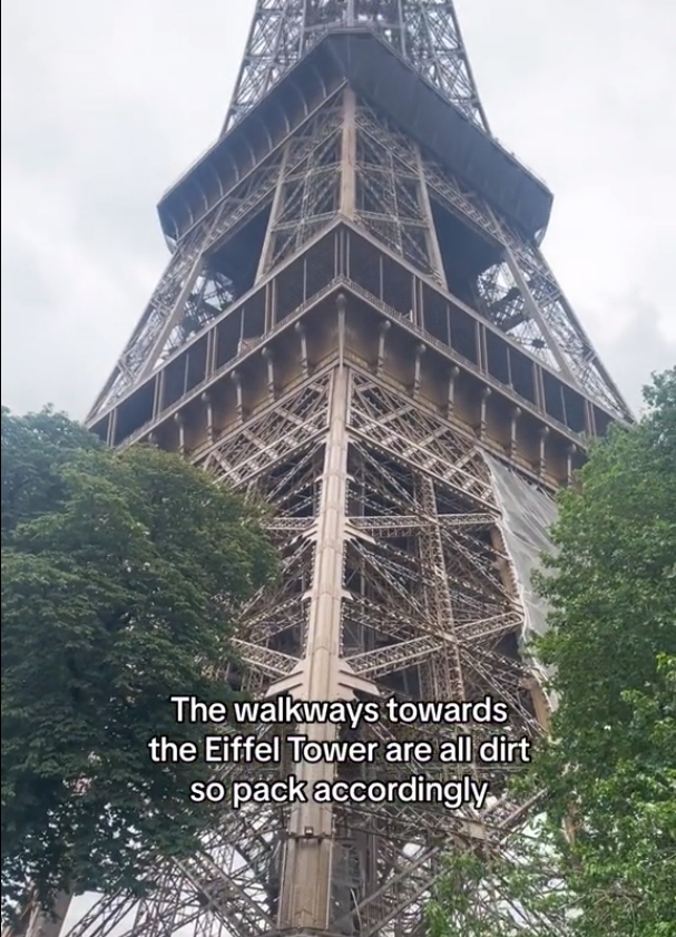 網友指出只有夜晚亮燈時,才可以掩蓋住巴黎鐵的髒污感