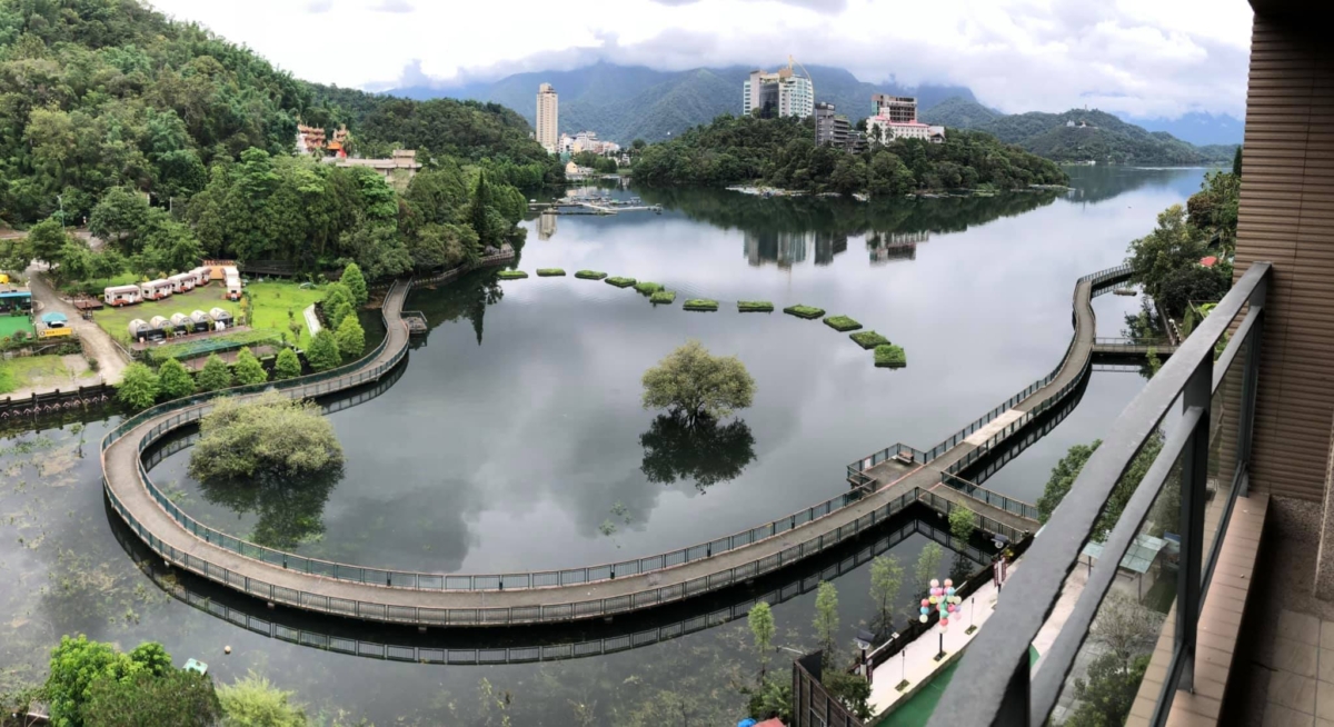 在日月潭大飯店可以輕鬆眺望被譽為「全球最美」的日月潭自行車道。