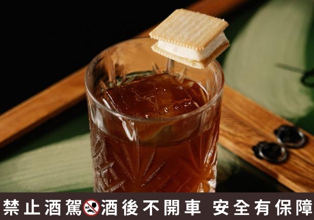 雪茄販賣機:黑萊姆酒/ 香料紅葡萄/ 蛋白/ 巧克力苦精/ 台灣檜木煙燻