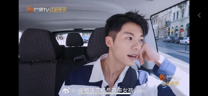 許光漢在參與《中餐廳7》時在車上興奮地欣賞匈牙利街景。