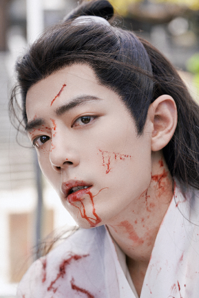 肖戰在《玉骨遙》的帶傷劇照依舊帥翻。