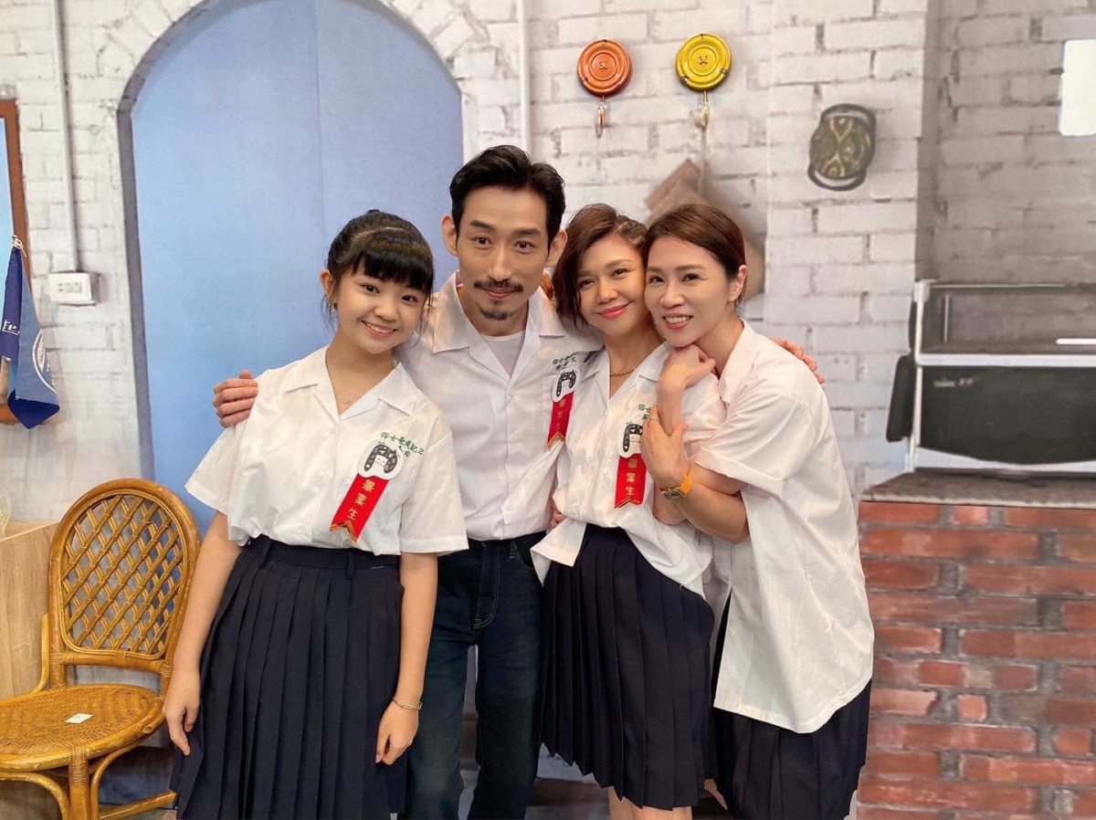 吳以涵在《俗女養成記2》最終集與眾演員合照。