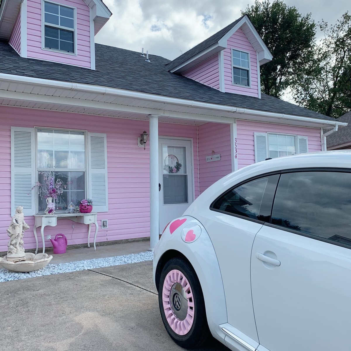 Dena的金龜車也是白色配上粉紅色的愛心輪胎。