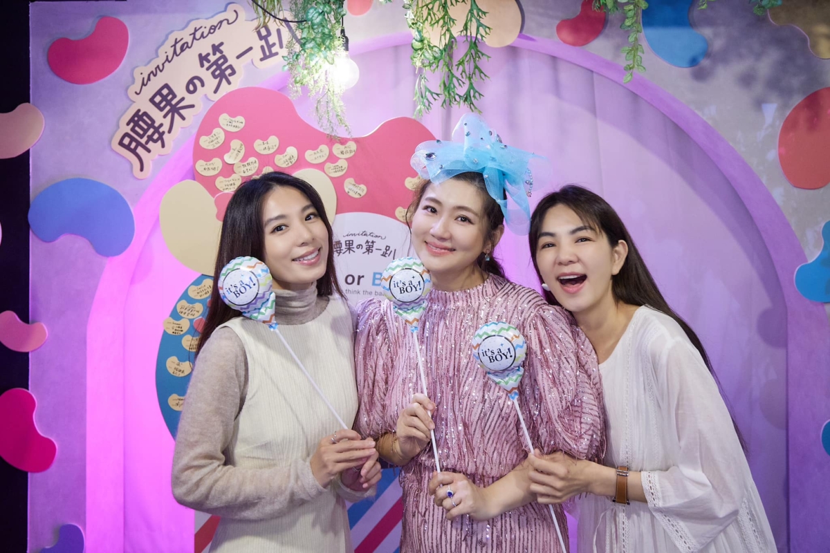 Selina宣布懷孕時，Ella和Hebe都到場祝賀。