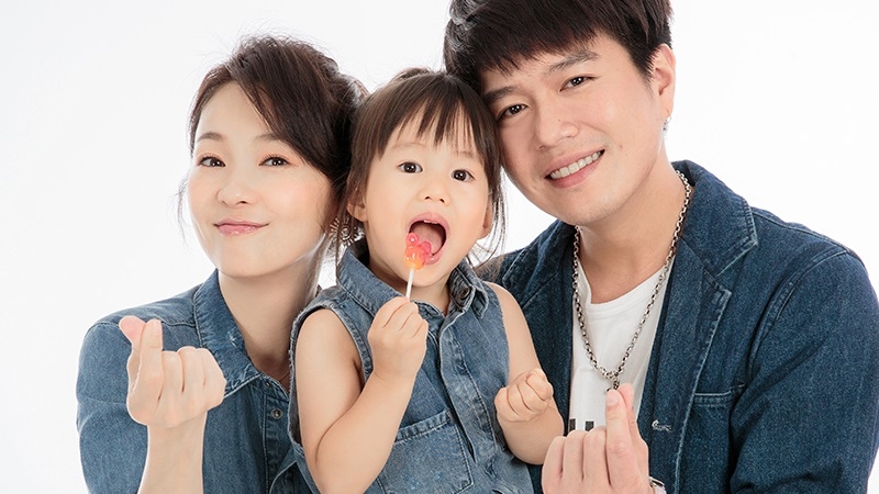 六月、李易是一對歡喜冤家。