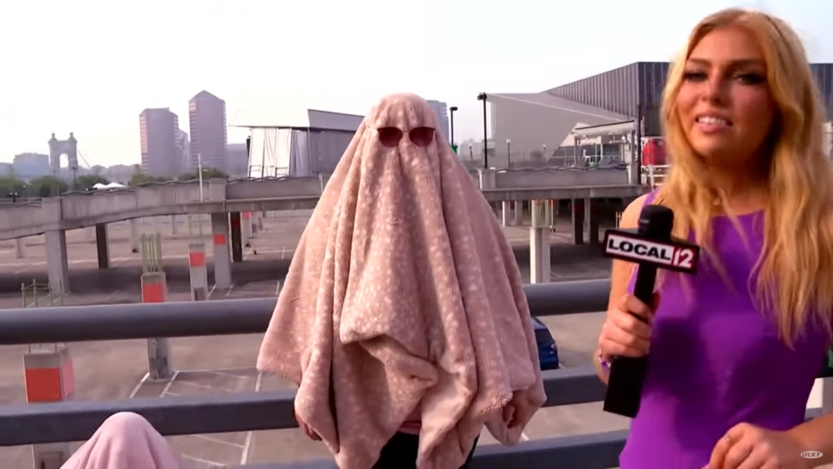 記者現場連線到一位隱藏身分的粉絲