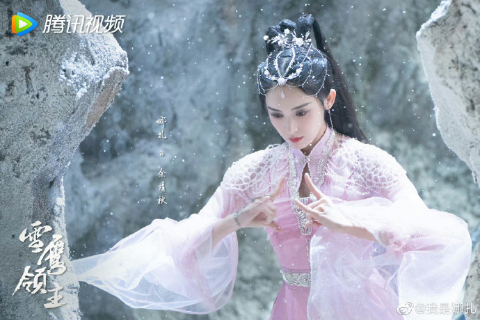 飄零的雪花讓古力娜扎更加唯美動人。