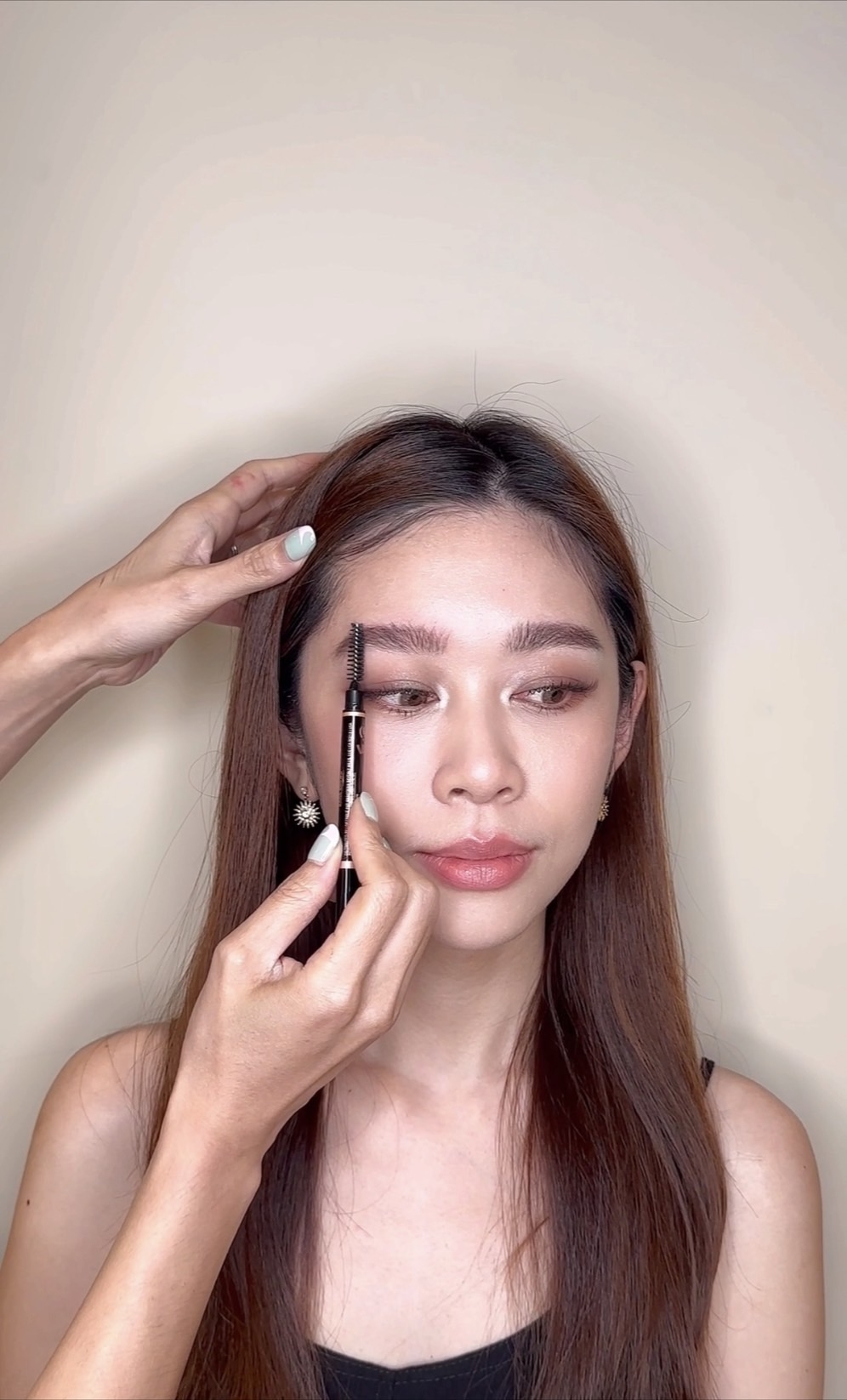 眉毛畫法Step 03：沿著眉尾毛流梳順