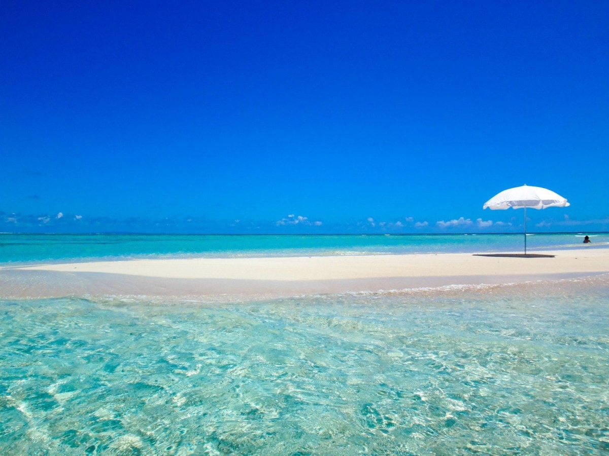 與論島以玻璃海聞名