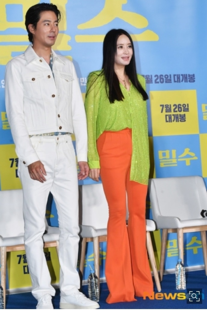 金憓秀在《神鬼海底撈》首映會上輕鬆駕馭「胡蘿蔔配色」。