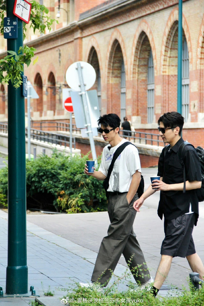 許光漢和趙又廷現身匈牙利街頭。