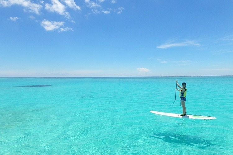 與論島透明的海面，讓人拍照彷彿懸空在海面上