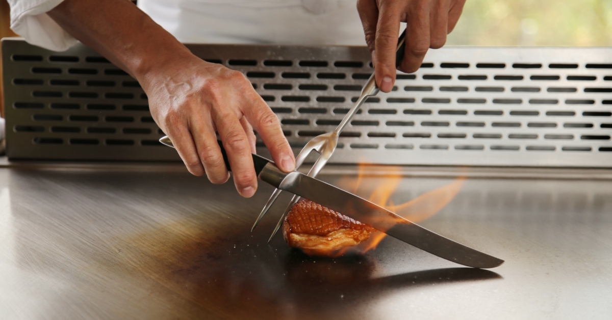 雲品溫泉酒店彩雲軒是鐵板與食材共舞的藝術殿堂，今年夏天敬邀爸爸入席。