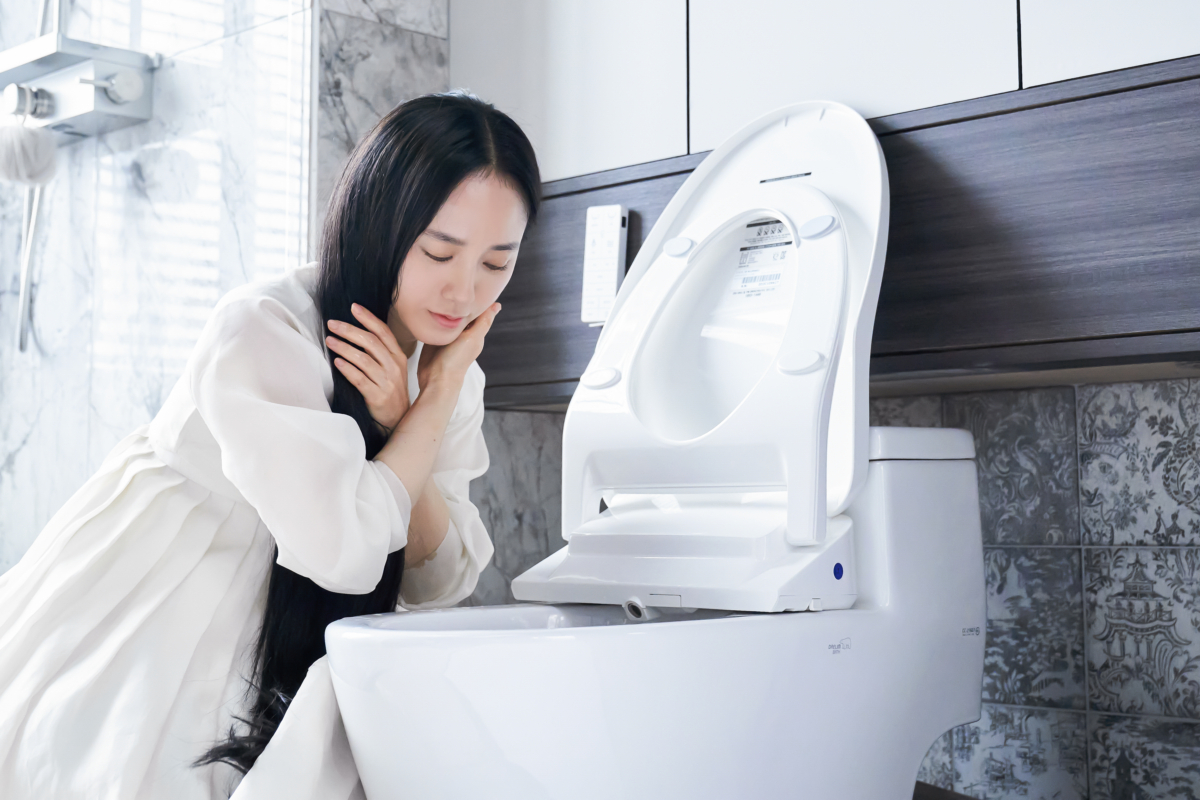 劇中「榴蓮」舀起馬桶水洗臉，讓觀眾看了相當吃驚。