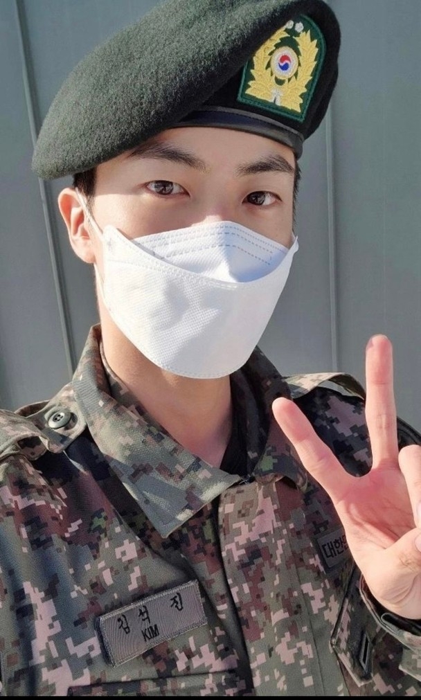 Jin表示自己在軍中一切都好，要粉絲不必擔心