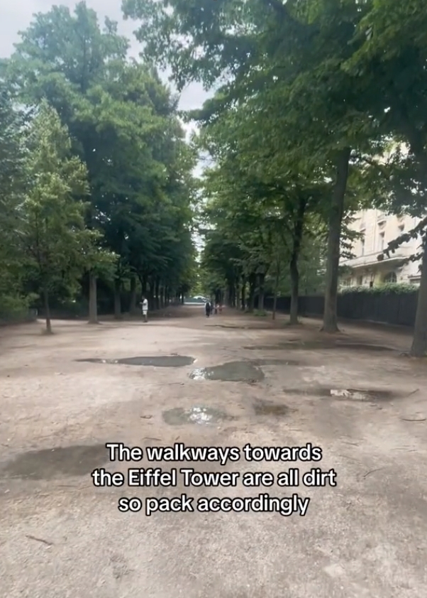 網友指出巴黎鐵塔附近的拍照點,街景也相當平凡