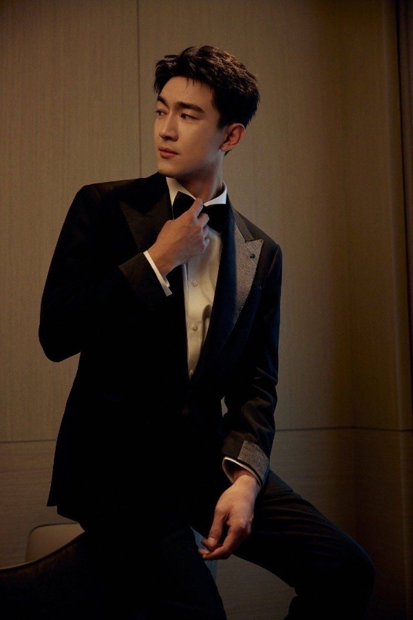 林更新在《玫瑰故事》飾演劉亦菲前夫。