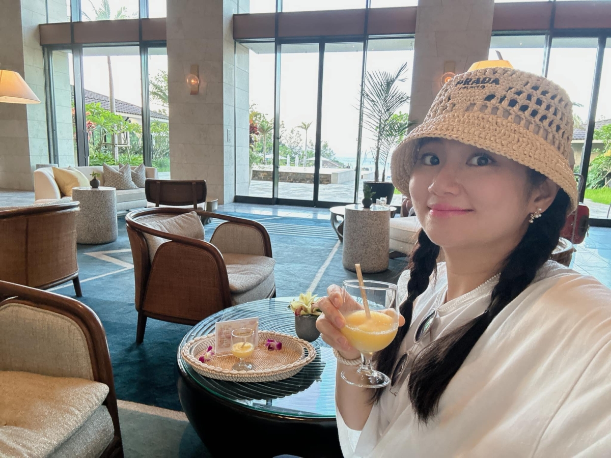 Selina懷孕浮潛引發網友兩極評論。