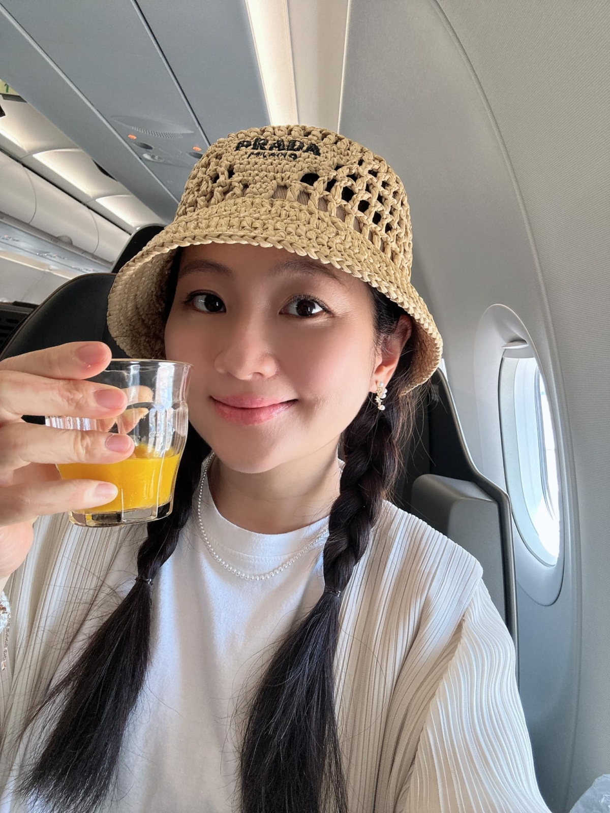 Selina在飛往沖繩的飛機上開心自拍。