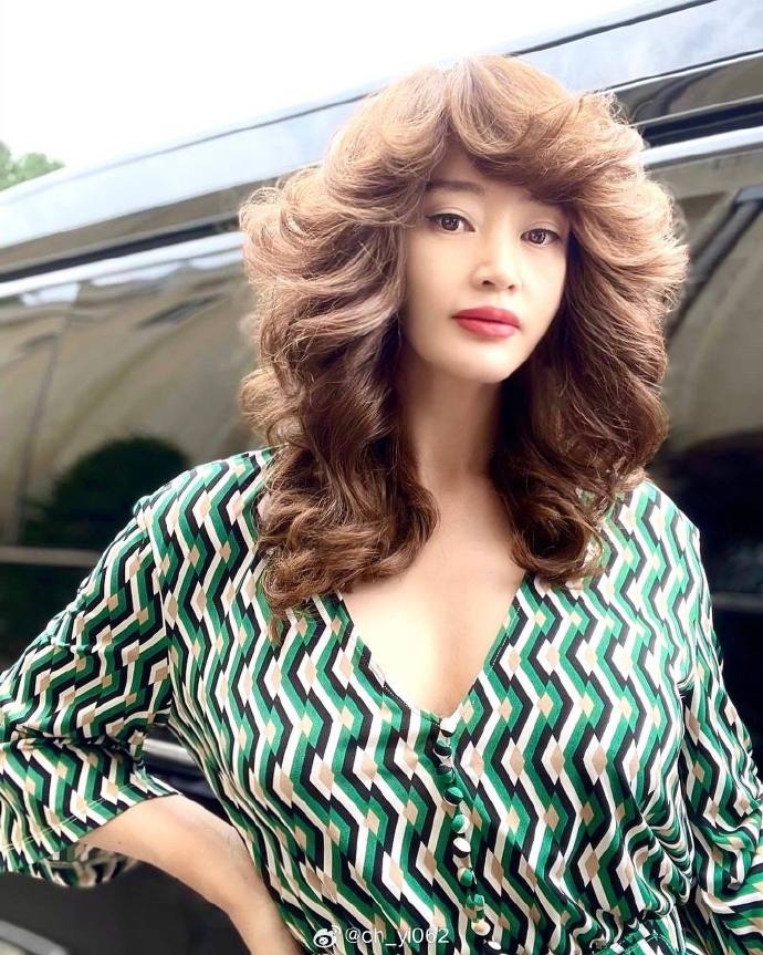 52歲的金憓秀依舊美艷性感。