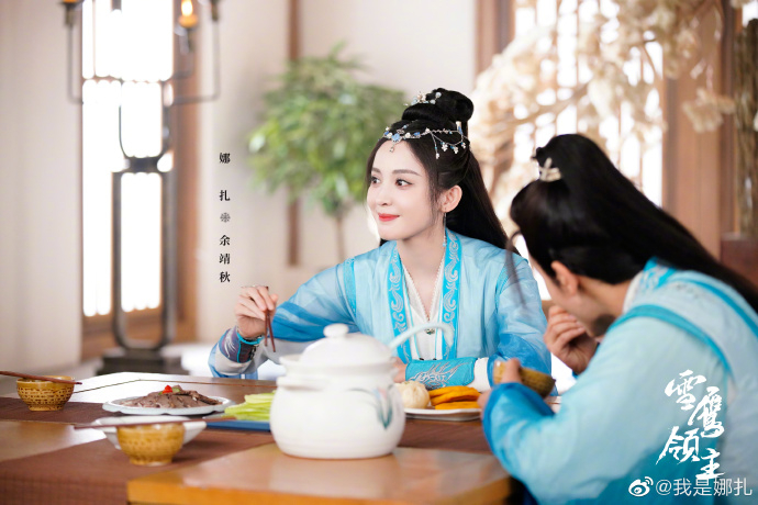 亮藍色的古裝造型將古力娜扎襯得肌膚勝雪。