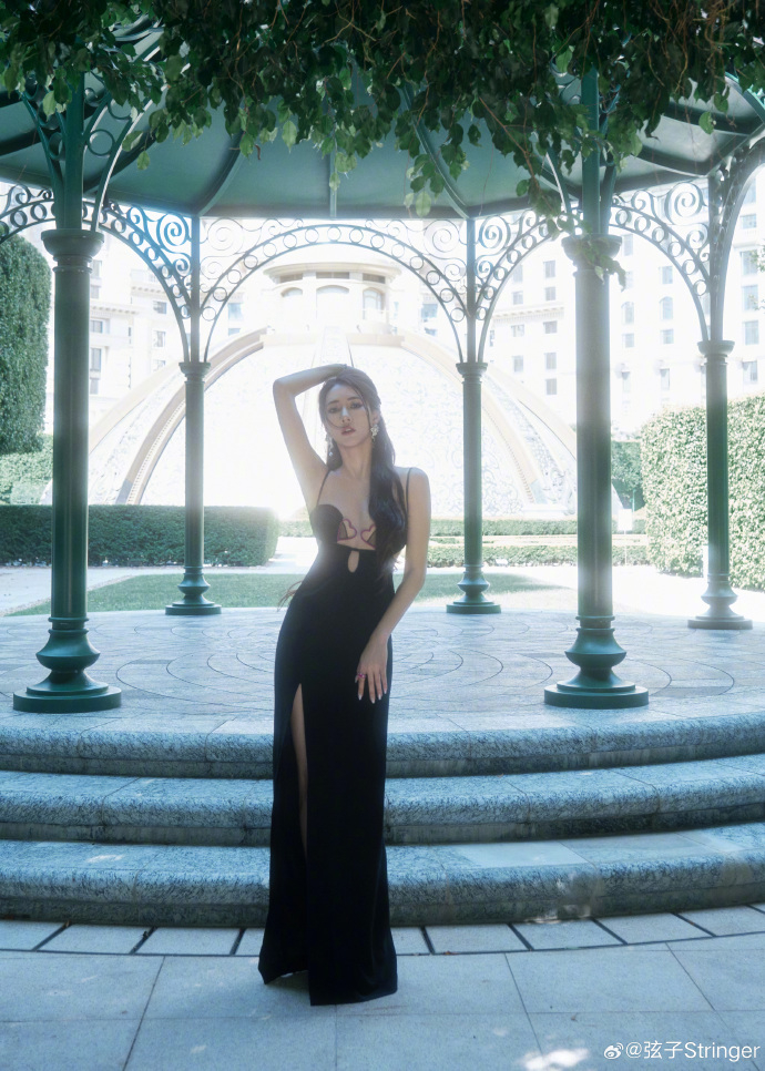 弦子擁有高挑纖細的身型，身材比例絕佳。