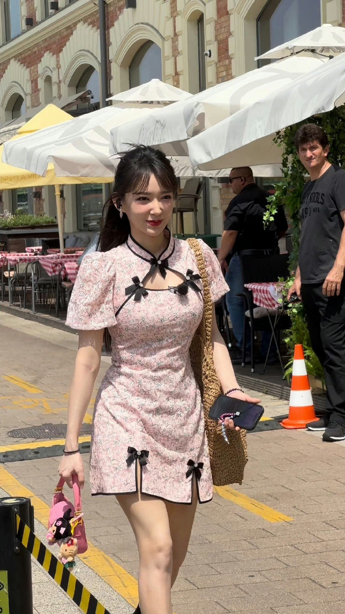 程瀟亮麗出席《中餐廳7》。