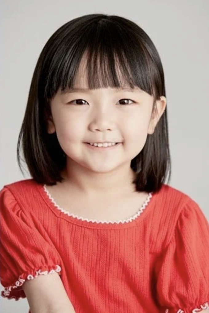 奇昭侑則飾演被關在家中的6歲孩子「趙敏河」