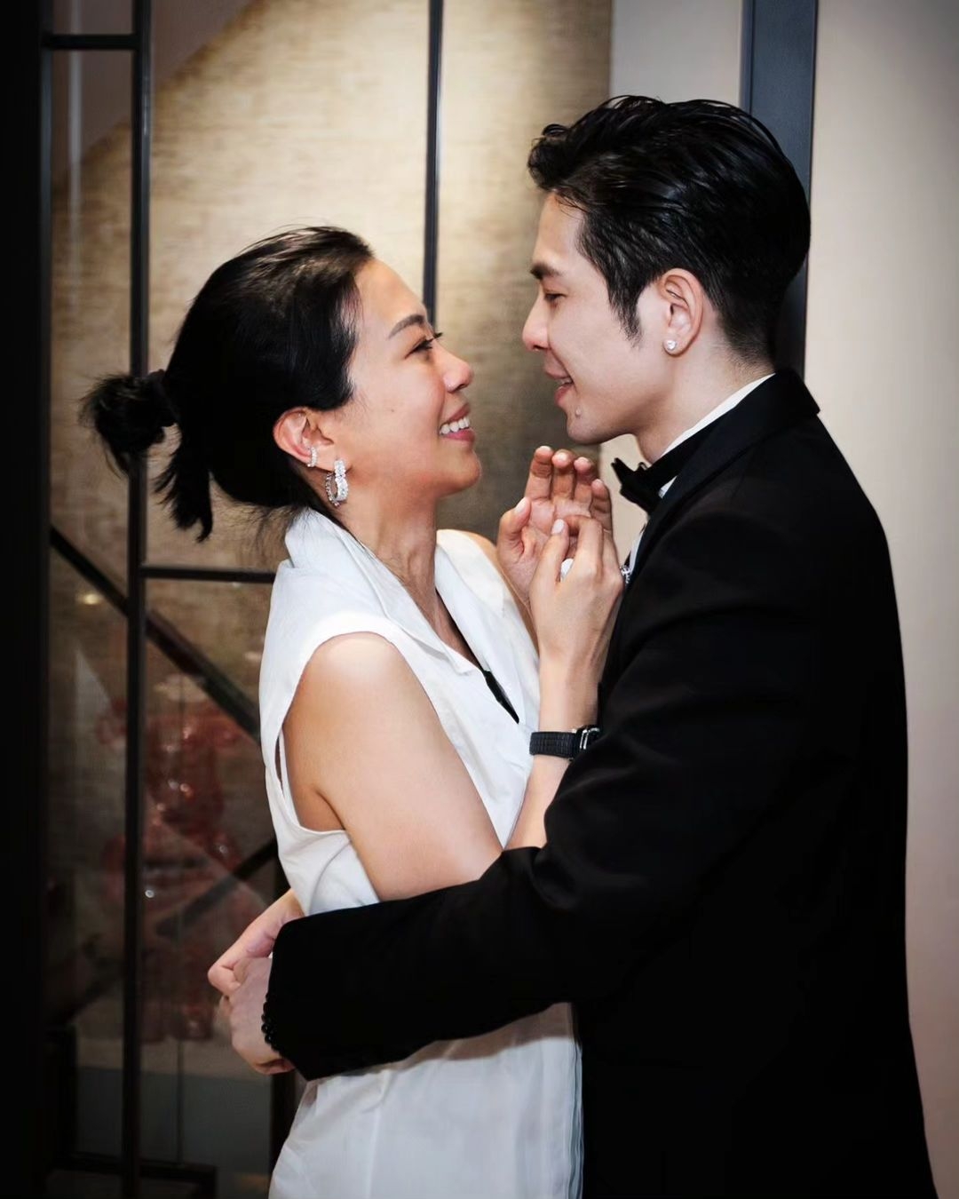 蕭敬騰在Summer的50歲生日派對上頭與她求婚。