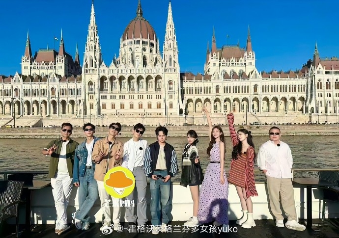 《中餐廳7》明星群在匈牙利河畔留下紀念性合影。