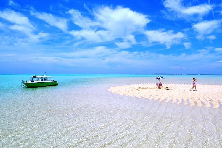 與論島是奄美群島中最南端的一個島嶼，居民約6,000人