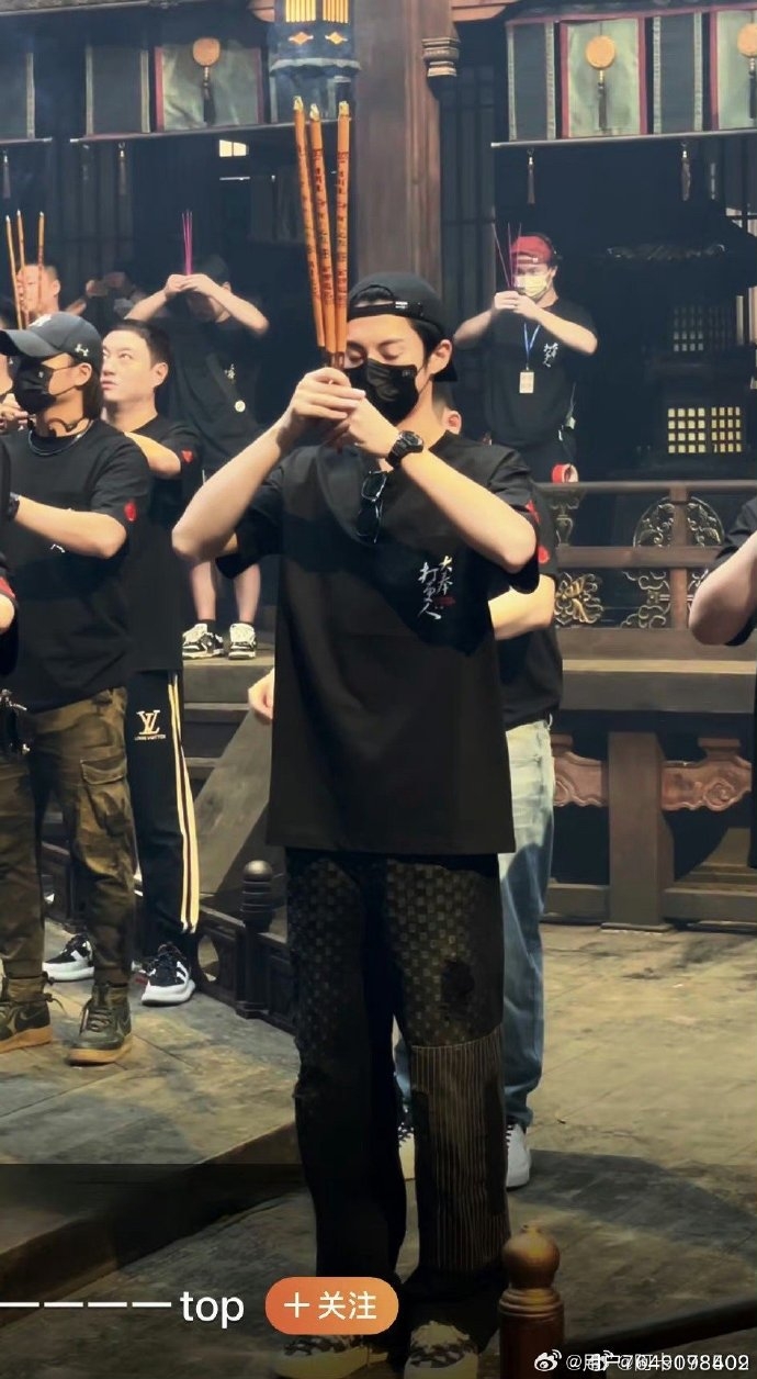 王鶴棣參拜時表情虔誠。