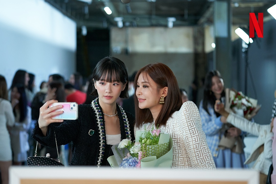 女主角朴圭瑛與戲中飾演模特的鄭釉珍分別穿上BALMAIN水鑽編織粗花呢夾克堪稱是劇中的「復仇戰袍」