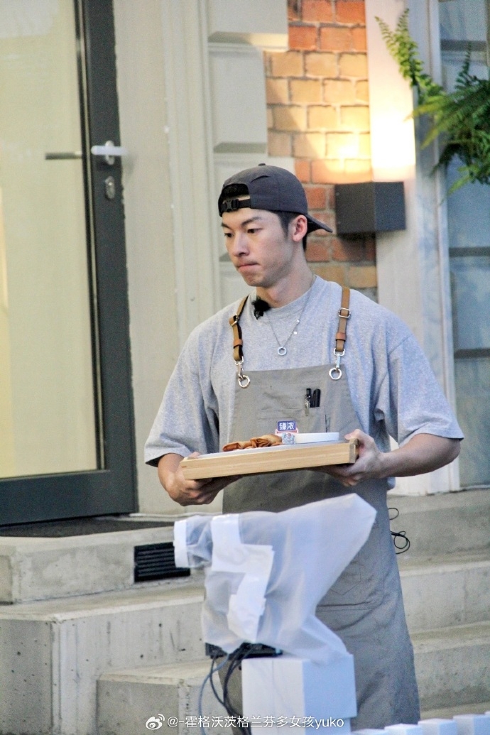 許光漢在《中餐廳7》端盤子。