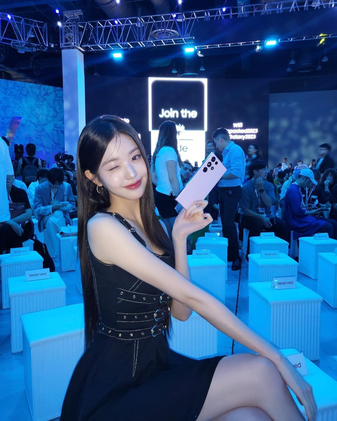 張員瑛在三星發佈會上手拿Galaxyz flip5。