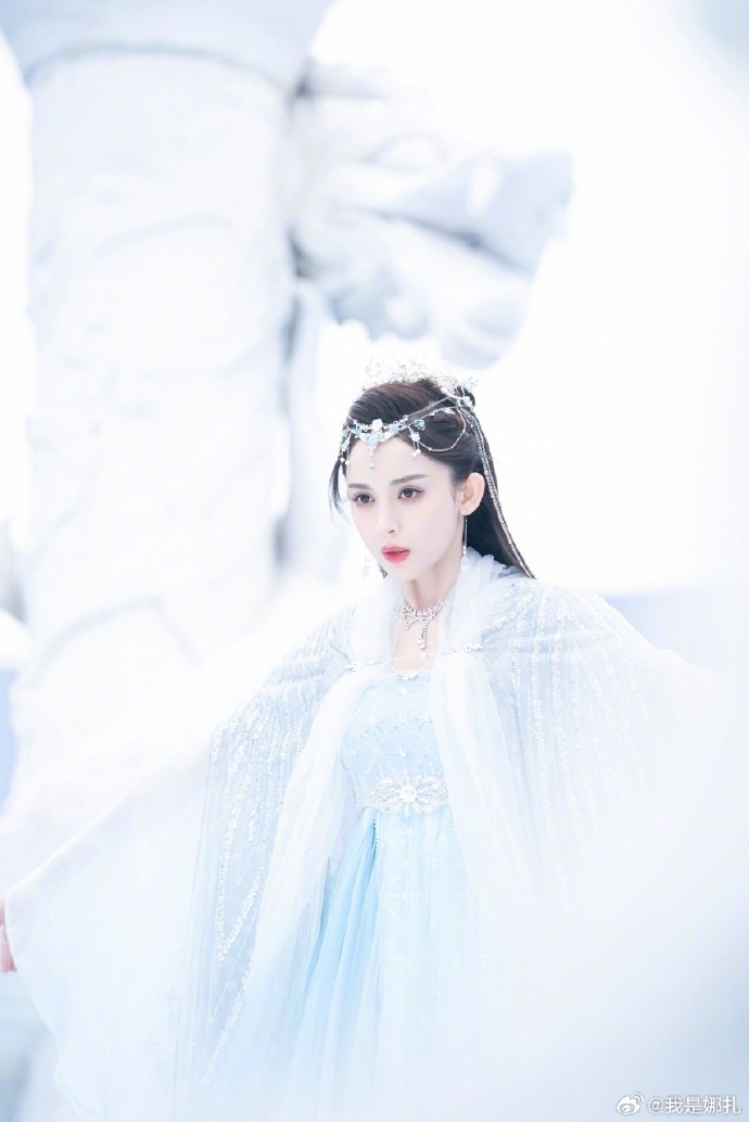 《雪鷹領主》「余靖秋」純白造型仙氣飄飄。