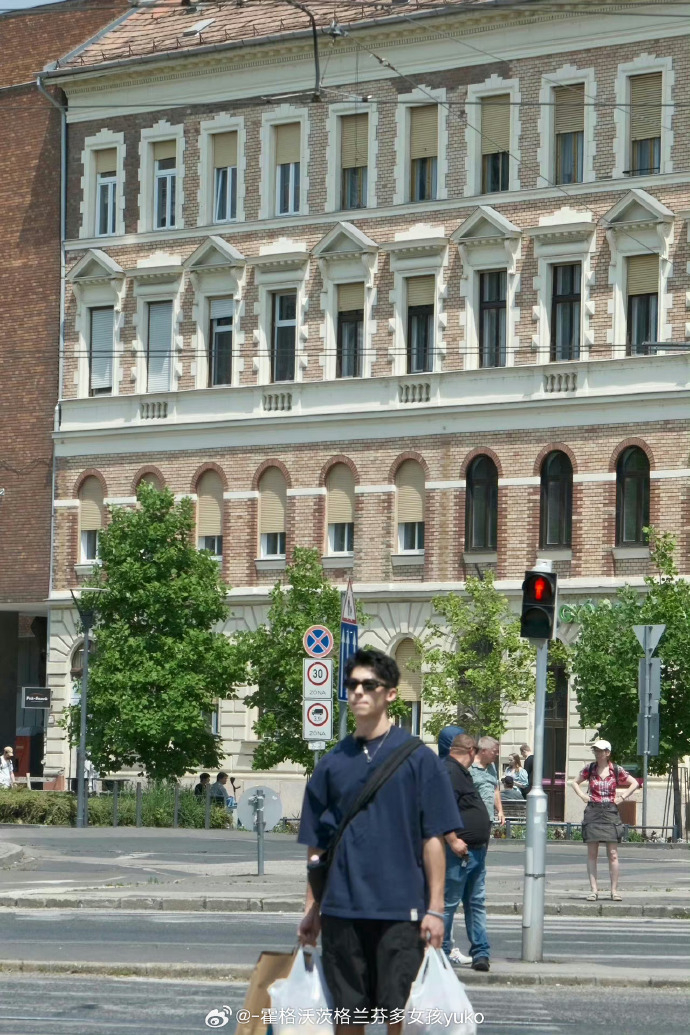 許光漢在異國採購食材。