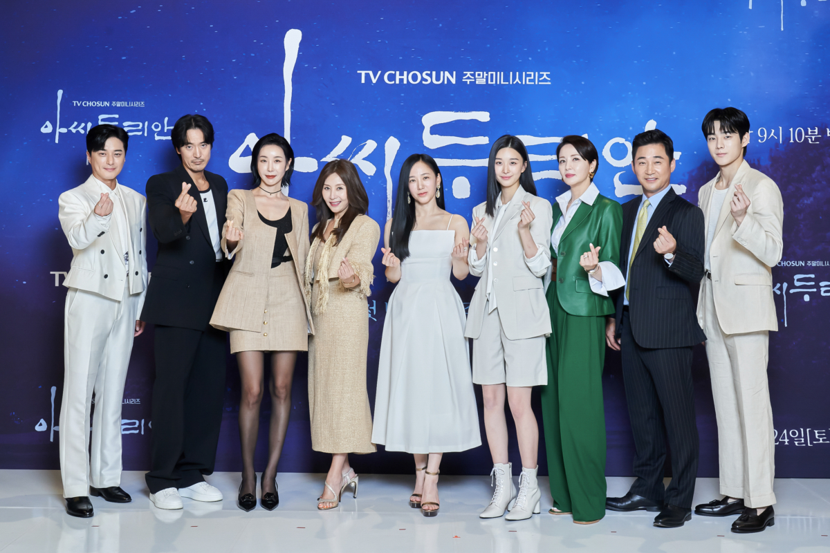 《榴蓮小姐》9大主角首爾記者會上合體。