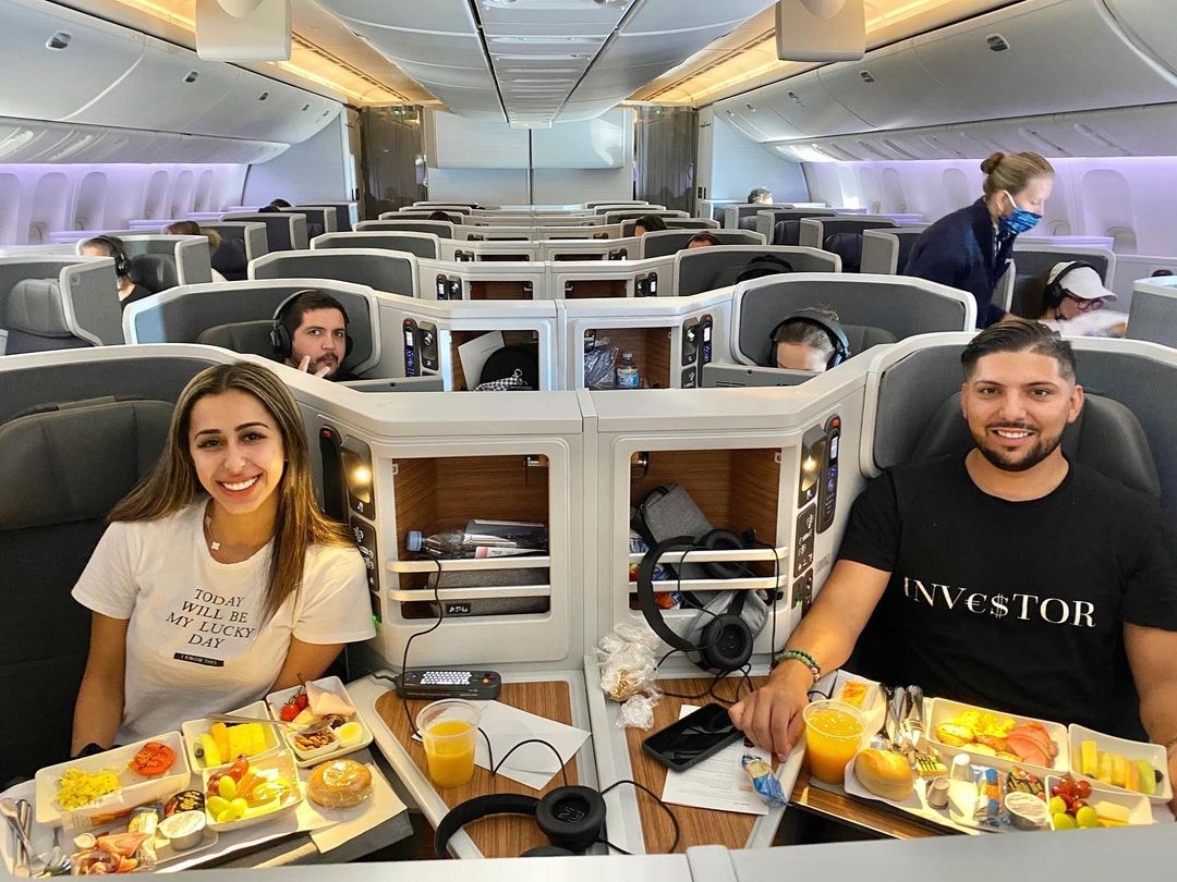 現在這對夫婦在杜拜、拉斯維加斯和加州擁有三處住所，每次旅遊都是乘坐頭等艙並擁有多輛高性能汽車。