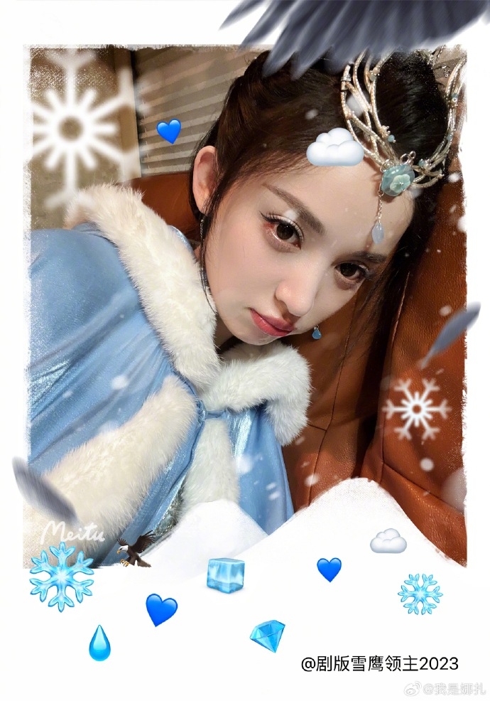 古力娜扎嘟嘴賣萌。