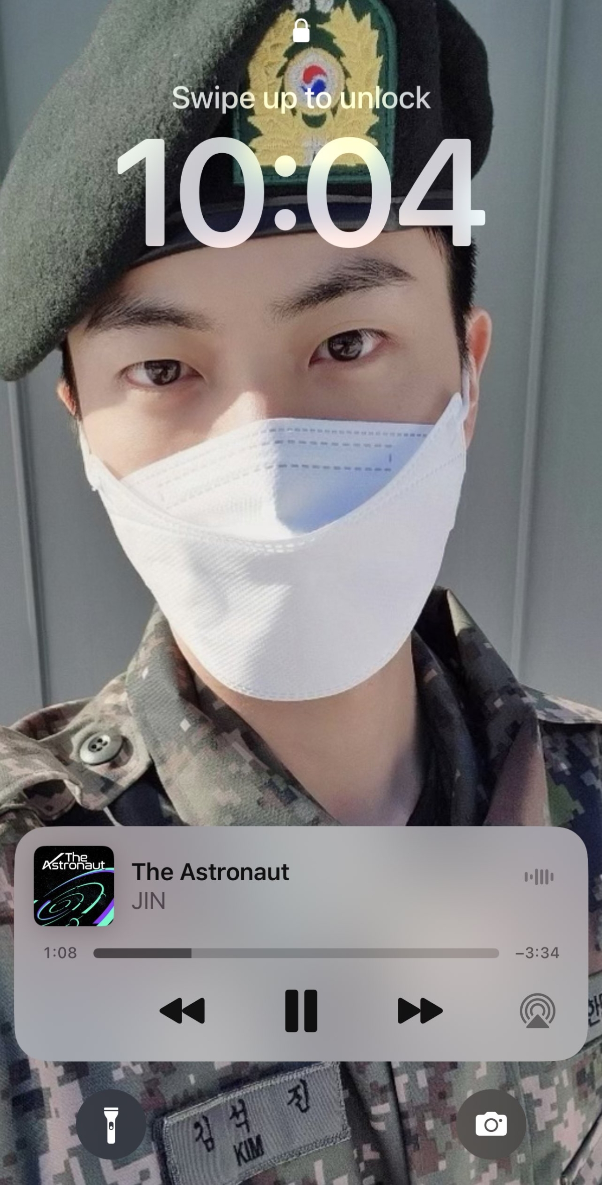 許多粉絲紛紛把Jin的軍人照換成手機桌布