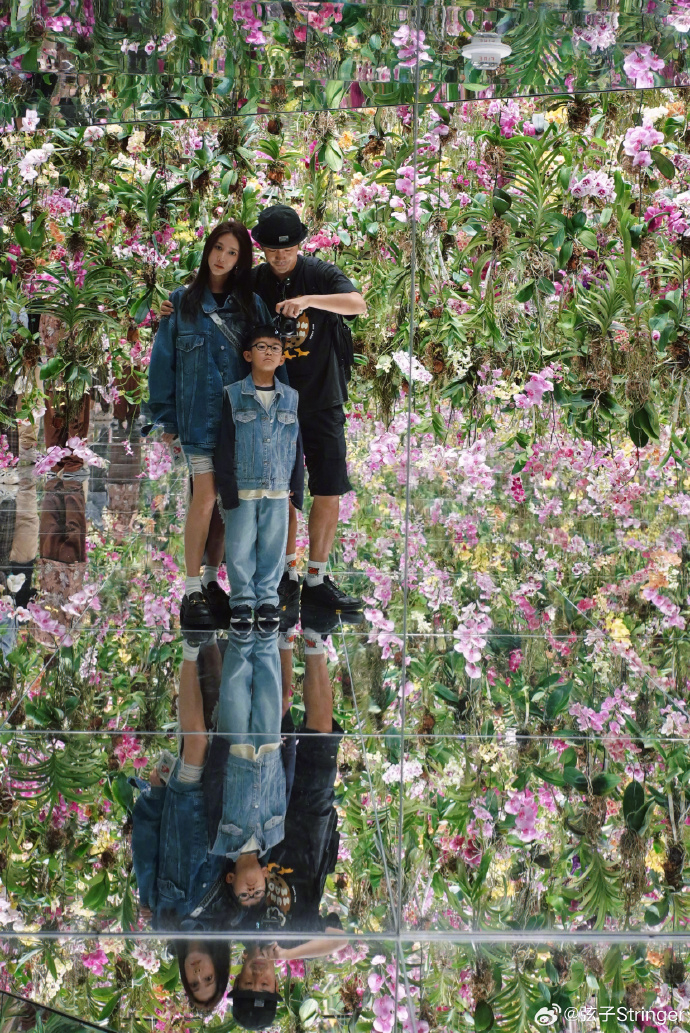 弦子一家三口開心出遊，她的筷子腿異常吸睛。