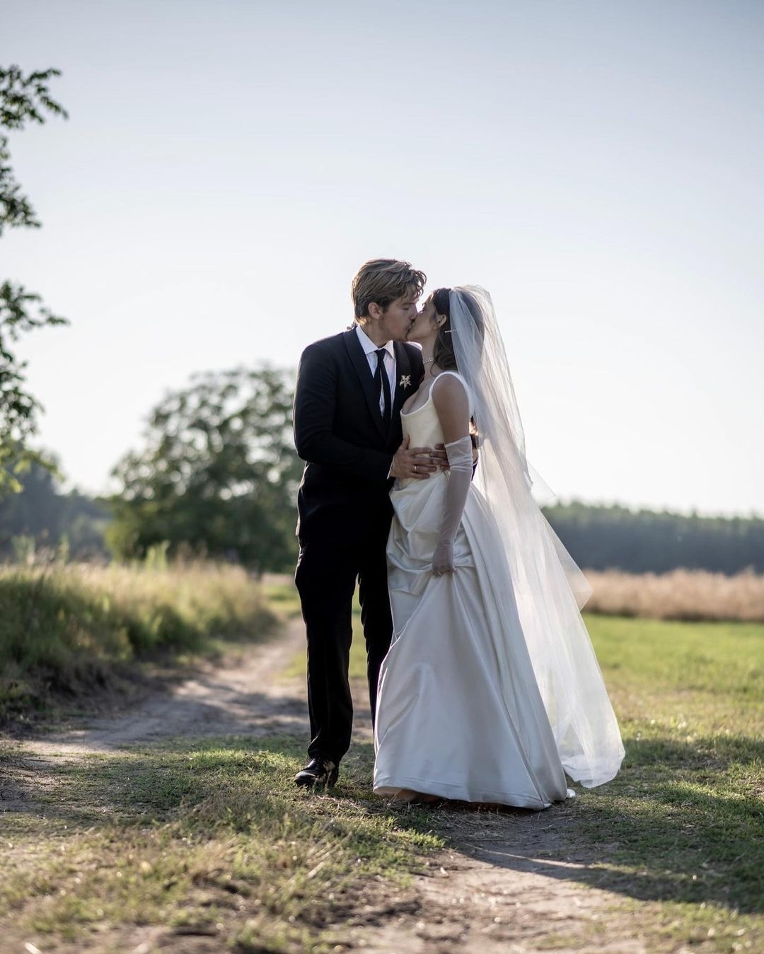 「小查」迪倫史普洛茲和芭芭拉帕爾文甜蜜擁吻。